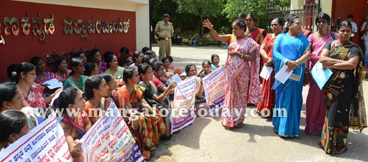 Anganwadi workers demand return of  cut honorarium 5